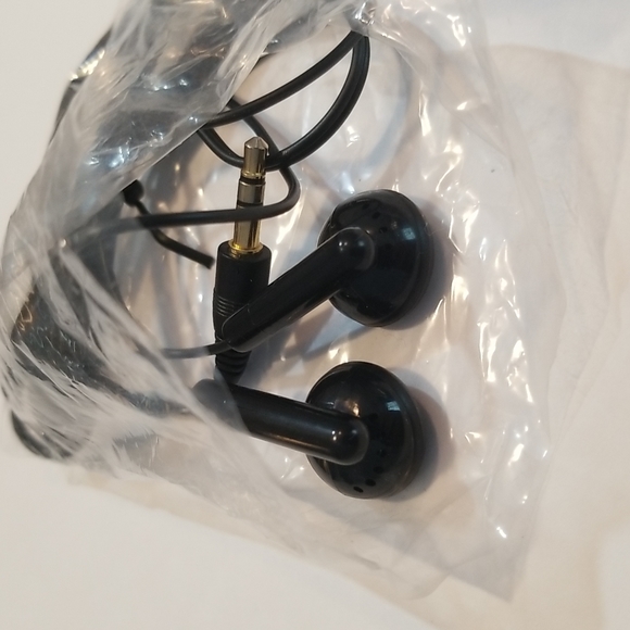 Black in-ear earbuds, NWOT - Picture 3 of 3